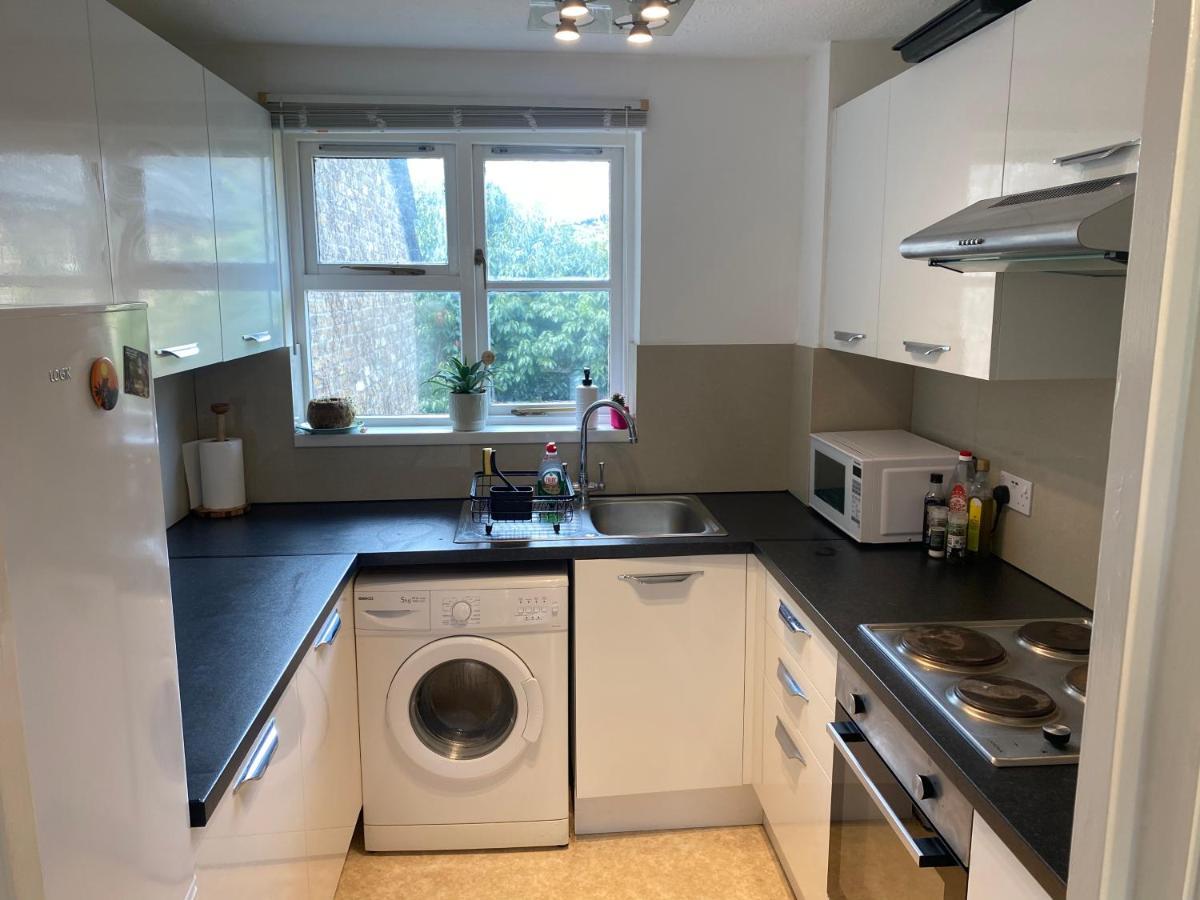 Bright And Comfortable Studio Apartment London Luaran gambar